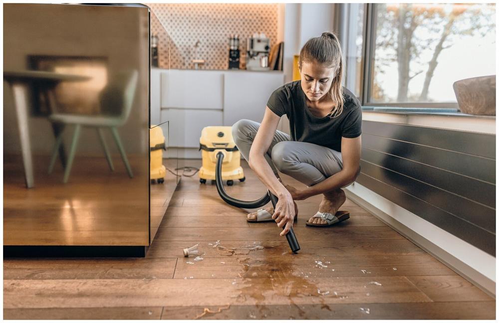 Пылесос "Karcher" WD 2 Plus V-12/4/18 1000Вт (уборка: сухая/сбор воды) желтый